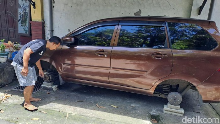 Pencurian ban mobil di Jombang