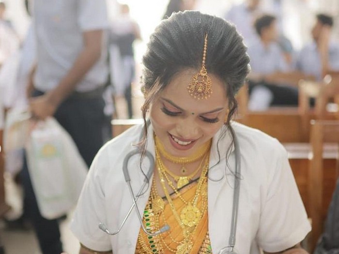 Pengantin wanita di India viral, Shree Lekshmi Anil mengenakan busana pengantin Pengantin wanita di India viral, Shree Lekshmi Anil mengenakan busana pengantin saat mengikuti ujian kompetensi kedokteran. Mendadak jadi sorotan publik di media sosial.