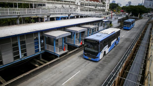 Bus Transjakarta melintasi Halte Transjakarta Harmoni yang ditutup, Jakarta, Senin (6/3/2023). Penutupan halte tersebut karena terdampak pengerjaan jalur moda transportasi MRT Jakarta Fase 2A. ANTARA FOTO/Rivan Awal Lingga/rwa.