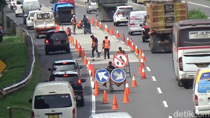 Perbaikan di ruas Tol Cipularang.