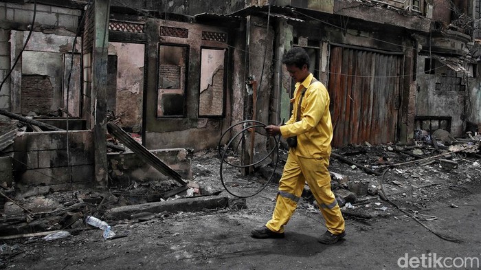 Sejumlah fasilitas umum seperti, listrik, internet, telepon dan lampu jalan di lokasi terdampak kebakaran Depo Pertamina Plumpang terus diperbaiki.