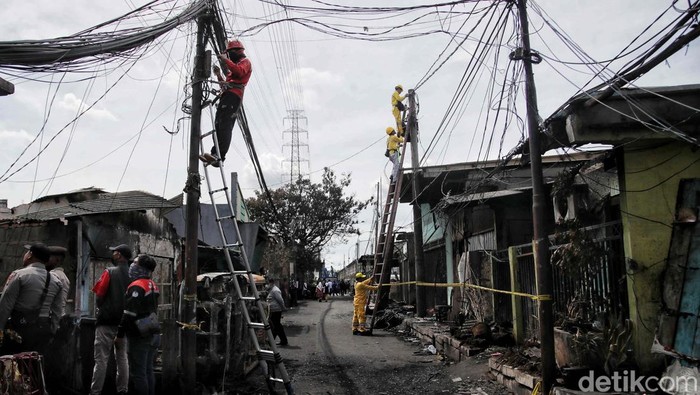 Perbaikan Fasilitas Umum Pascakebakaran Plumpang Terus Dikebut Sejumlah fasilitas umum seperti, listrik, internet, telepon dan lampu jalan di lokasi terdampak kebakaran Depo Pertamina Plumpang terus diperbaiki.