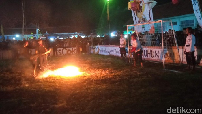 Permainan bola api di Cirebon