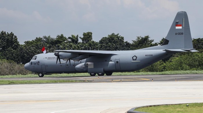 Pesawat C-130J Super Hercules A-1339 tiba di Lanud Halim Perdanakusuma, Jakarta, Senin (6/3/2023). Pesawat C-130J Super Hercules A-1339 buatan Amerika Serikat merupakan pesawat pertama dari lima unit yang dipesan oleh Kementerian Pertahanan (Kemhan) untuk TNI AU yang akan ditempatkan di Skadron Udara 31, Lanud Halim Perdanakusuma sebagai pesawat angkut berat dengan kapasitas kargo 20 ton untuk pelaksanaan tugas TNI AU.