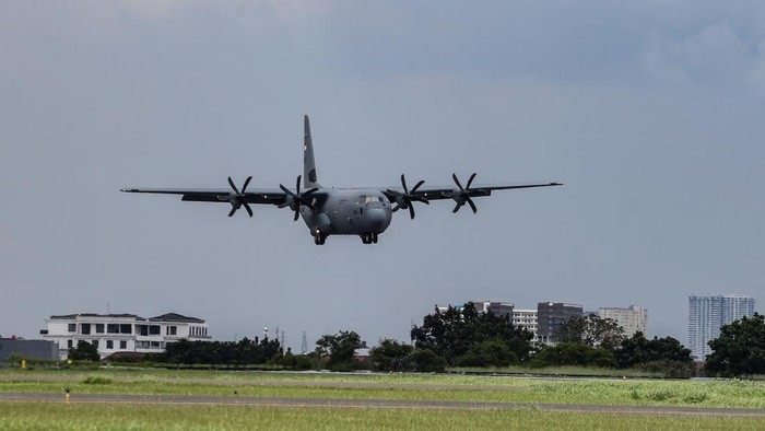 Pesawat C-130J Super Hercules A-1339 tiba di Lanud Halim Perdanakusuma, Jakarta, Senin (6/3/2023). Pesawat C-130J Super Hercules A-1339 buatan Amerika Serikat merupakan pesawat pertama dari lima unit yang dipesan oleh Kementerian Pertahanan (Kemhan) untuk TNI AU yang akan ditempatkan di Skadron Udara 31, Lanud Halim Perdanakusuma sebagai pesawat angkut berat dengan kapasitas kargo 20 ton untuk pelaksanaan tugas TNI AU.