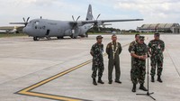Wakil Kepala Staf Angkatan Udara (Wakasau) Marsekal Madya TNI A.Gustaf Brugman (kedua kanan) memberikan keterangan usai Pesawat C-130J Super Hercules A-1339 tiba di Lanud Halim Perdanakusuma, Jakarta.