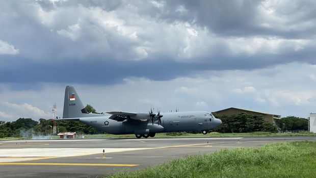 Pesawat Super Hercules C-130J tiba di Lanud Halim Perdanakusuma, Jakarta Timur, Senin (6/3/2023).