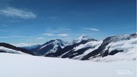 Pemandangan puncak Gunung Jungfrau, Monch, dan Eiger.