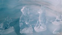 Miniatur hewan yang terbuat dari es di dalam Ice Palace