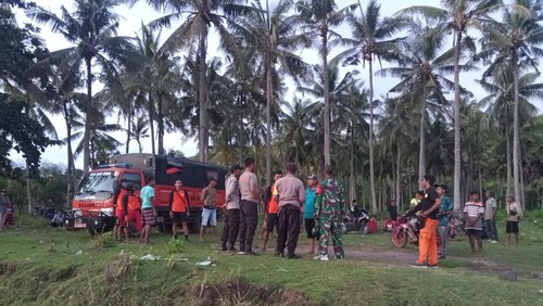 Petugas dan warga memadati bibir pantai tempat korban hilang terseret ombak di Pantai Lere, Kecamatan Parado, Bima, Nusa Tenggara Barat (NTB). (Foto: Istimewa)