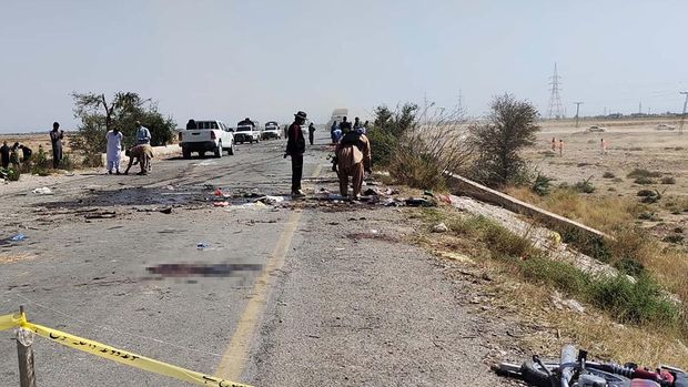 Petugas keamanan memeriksa lokasi setelah serangan bunuh diri terhadap truk polisi di dekat Dhadar, kota utama distrik Kachhi, sekitar 120 km tenggara Quetta di provinsi Balochistan pada 6 Maret 2023. - Seorang pembom bunuh diri menewaskan sembilan petugas polisi dan melukai 16 lainnya pada 6 Maret dalam serangan terhadap truk mereka di barat daya Pakistan, kata para pejabat. (MOHAMMAD ASLAM/AFP via Getty Images)