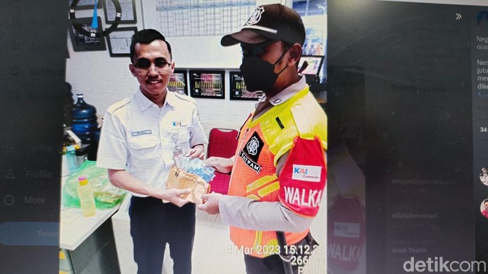 Petugas satpam KRL banyak mendapatkan apresiasi dari warganet setelah mengembalikan amplop berisi uang tunai jutaan rupiah yang diduga milik penumpang. (dok Ist)
