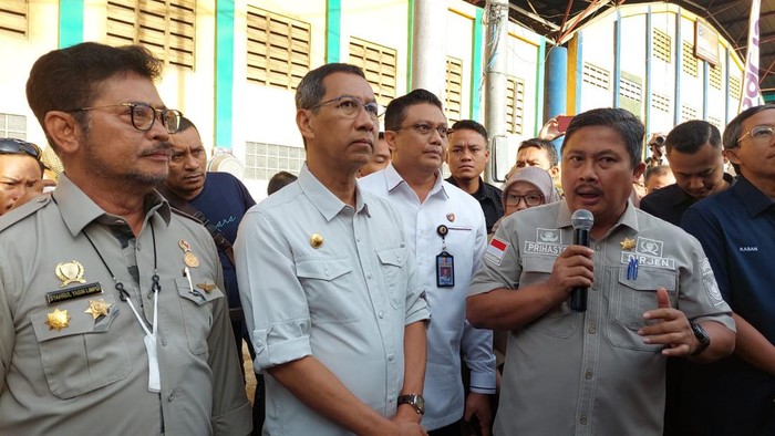 Pj Gubernur Jakarta Heru Budi Hartono dan Menteri Pertanian Syahrul Yasin Limpo saat mengunjungi Pasar Induk Keramat Jati.