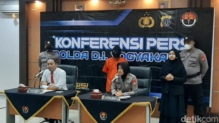 Polda DIY menggelar jumpa pers dalam kasus korupsi yang terjaadi di RSUD Wonosari, Gunungkidul, Senin (6/3/2023).