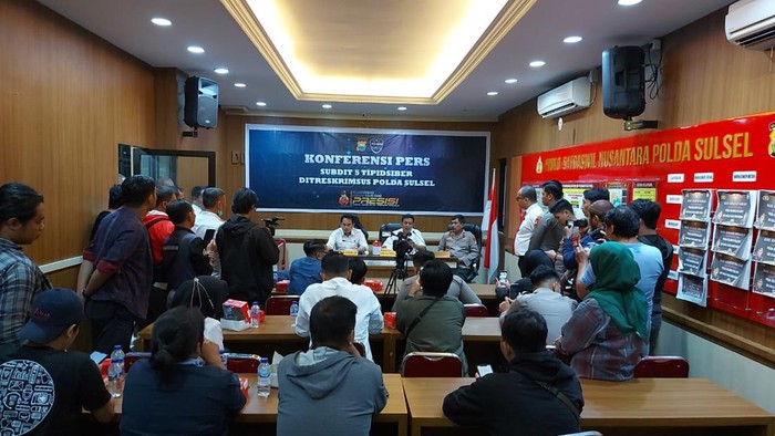 Polda Sulsel konferensi pers terkait penetapan Ernawati sebagai tersangka.