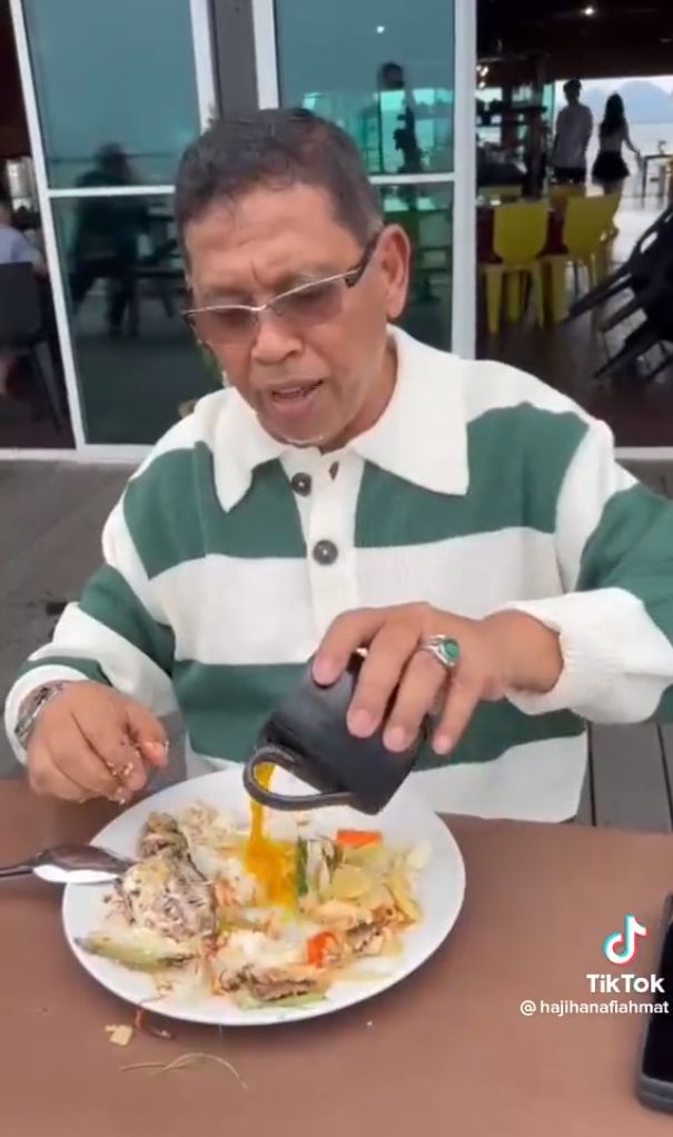 Tuang Jus Jeruk ke Makanan, Politisi Ini Dikecam Tak Hargai Makanan