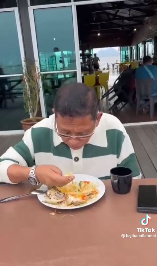 Tuang Jus Jeruk ke Makanan, Politisi Ini Dikecam Tak Hargai Makanan