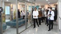 Jokowi turut meminta Mayapada Hospital bisa melayani pasien yang menggunakan BPJS Kesehatan. Hal itu agar warga yang menerima fasilitas kesehatan juga berasal dari masyarakat menengah ke bawah. Kris/Biro Setpres 