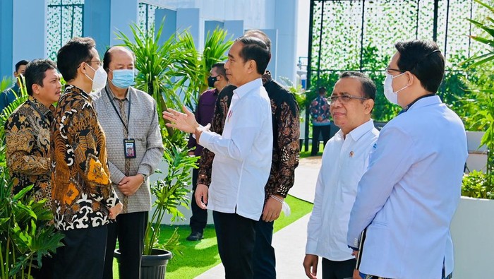 Presiden Joko Widodo meresmikan operasional Mayapada Hospital Bandung. Rumah sakit ini diharapkan Jokowi bisa menjadi solusi untuk akses kesehatan warga Indonesia, khususnya di Jawa Barat, Senin (6/3/2023).