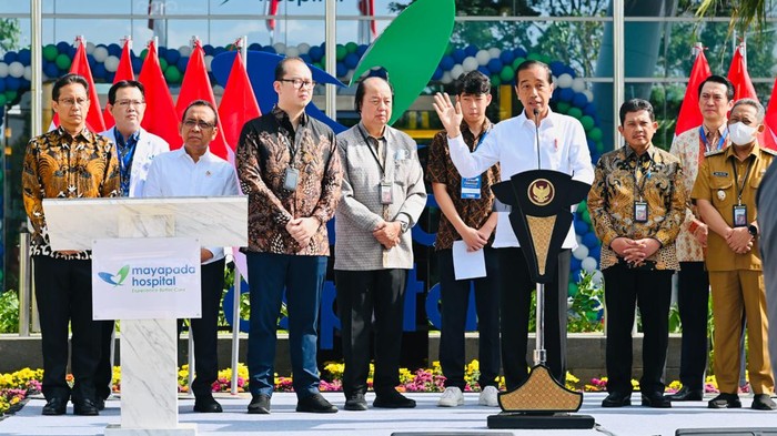 Presiden Joko Widodo meresmikan operasional Mayapada Hospital Bandung. Rumah sakit ini diharapkan Jokowi bisa menjadi solusi untuk akses kesehatan warga Indonesia, khususnya di Jawa Barat, Senin (6/3/2023).