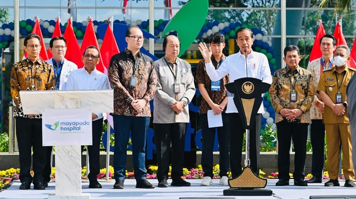 Potret Jokowi Resmikan Rumah Sakit di Bandung Presiden Joko Widodo meresmikan operasional Mayapada Hospital Bandung. Rumah sakit ini diharapkan Jokowi bisa menjadi solusi untuk akses kesehatan warga Indonesia, khususnya di Jawa Barat, Senin (6/3/2023).