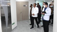Usai menyampaikan sambutan, Jokowi secara simbolis lalu meresmikan operasional Mayapada Hospital. Jokowi juga menyempatkan diri untuk berkeliling rumah sakit tersebut. Kris/Biro Setpres 