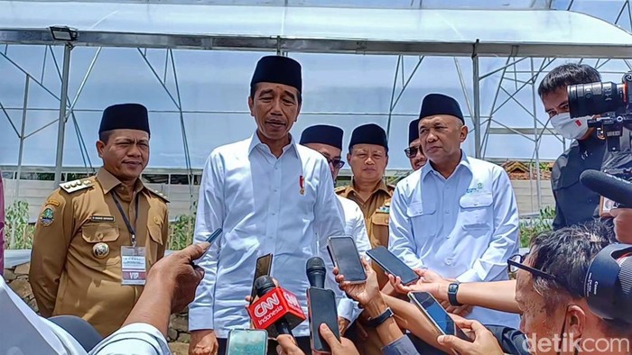 Presiden Jokowi saat kunjungan ke Ponpes Al Ittifaq, Kecamatan Rancabali, Kabupaten Bandung, Senin (6/3/2023)