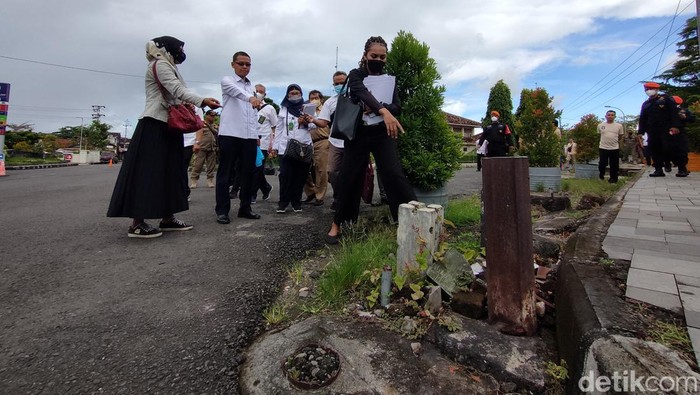 PTUN Jogja memeriksa objek sengketa di eks kios pedagang di depan Stasiun Wates Kulon Progo, Senin (6/3/2023).