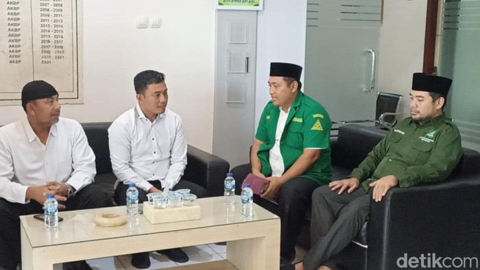 Puluhan anggota GP Ansor menggeruduk Polres Trenggalek.