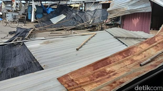Anging putin beliung rusak belasan lapak di pasar darurat Patiunus, Pekalongan, Senin (6/3/2023).