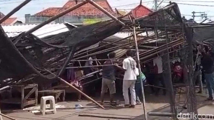 Anging putin beliung rusak belasan lapak di pasar darurat Patiunus, Pekalongan, Senin (6/3/2023).