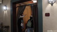 Quiet Room tidak memiliki pintu, hanya gorden saja. Ini mempermudah jemaah untuk keluar masuk tanpa berisik. (bonauli/detikcom)