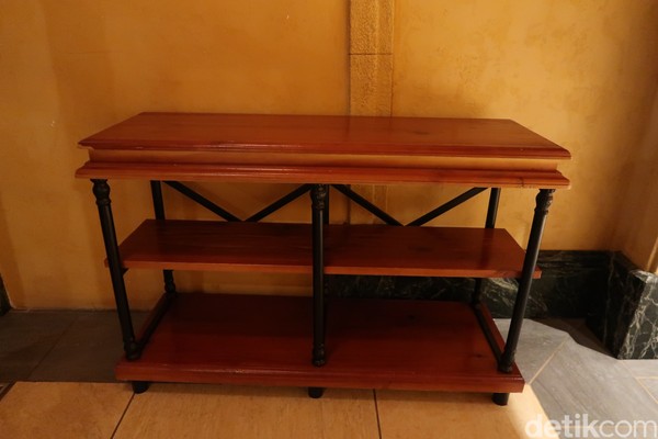 Musala ini difasilitasi dengan baik, ada rak penyimpanan sepatu di bagian dalamnya. Jadi pengunjung tak perlu khawatir. (bonauli/detikcom) Musala ini difasilitasi dengan baik, ada rak penyimpanan sepatu di bagian dalamnya. Jadi pengunjung tak perlu khawatir. (bonauli/detikcom)