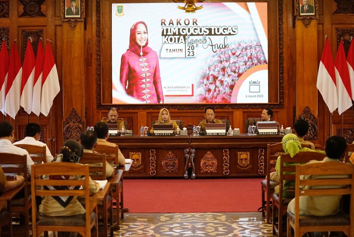 Rapat Koordinasi Tim Gugus Tugas Kota Layak Anak (KLA) tahun 2023 di kantor Pemerintah Kota Mojokerto pada Senin (6/3/2023),