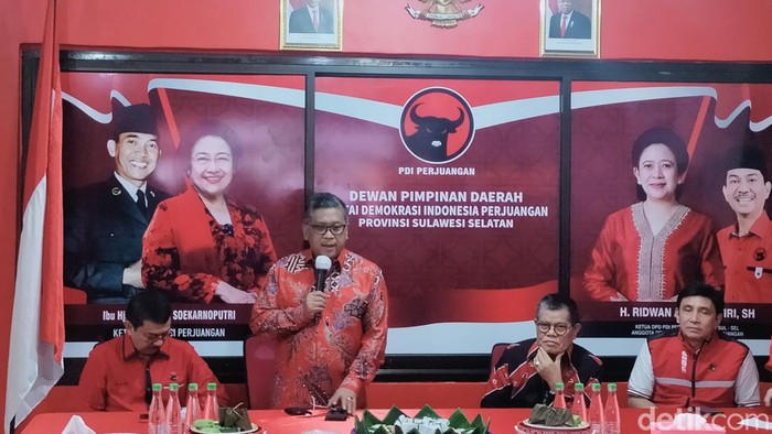 Rektor UNM Husain Syam mendampingi Sekjen PDIP Hasto Kristiyanto di Sekretariat PDIP Sulsel.