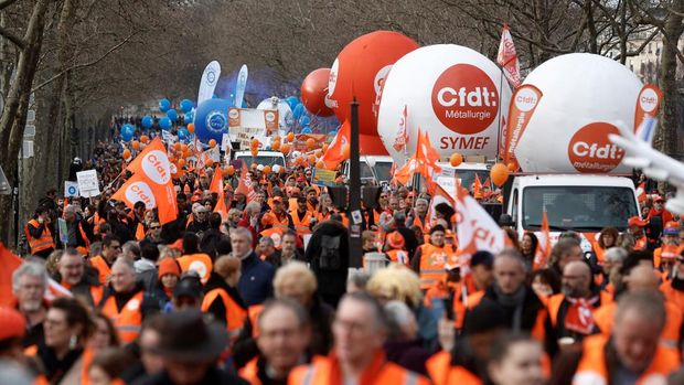 Ribuan serikat buruh CFDT melakukan demonstrasi menentang rencana reformasi pensiun pemerintah Prancis di Paris sebagai bagian dari hari kelima pemogokan dan protes nasional di Prancis, 16 Februari 2023. (REUTERS/BENOIT TESSIER)