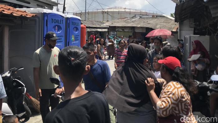 Ricuh warga korban kebakaran depo Plumpang gegara pembagian nasi. (Firda/detikcom)