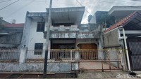 Lantai teras rumah Bu Mira juga tampak kusam dan bernoda. Rumah yang terdiri dari dua lantai itupun terlihat memiliki balkon yang menjorok keluar. (Rumondang Naibaho/detikcom)