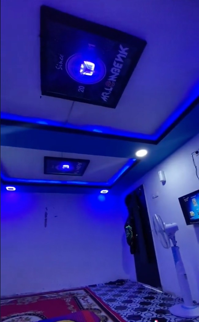 Penampakan rumah viral ini pun lantas mengundang beragam pendapat netizen. Tak sedikit yang memberi pujian bagi tumah tersebut. “Kukira cupu ternyata suhu,” komentar salah seorang netizen. “Anj*it saingan sama hotel bintang lima bangg,” komentar lainnya. Foto: TikTok/@ramlank_