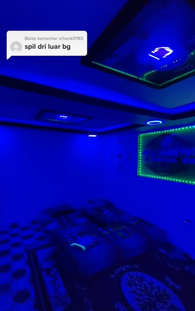 Tidak terlihat adanya jendela di dalam kamar maupun bagian depan rumah. Walaupun demikian karena desainnya yang unik, rumah tersebut dapat dijadikan gambaran bahwa jangan menilai sesuatu hanya dari luarnya saja. Foto: TikTok/@ramlank_