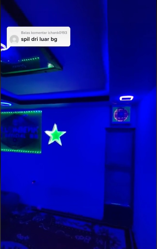 Penataan interior di dalam kamar yang rapi juga membuat rumah yang satu ini jadi enak dipandang. Hingga saat ini video tersebut telah ditayangkan lebih dari 12,6 juta kali. Foto: TikTok/@ramlank_