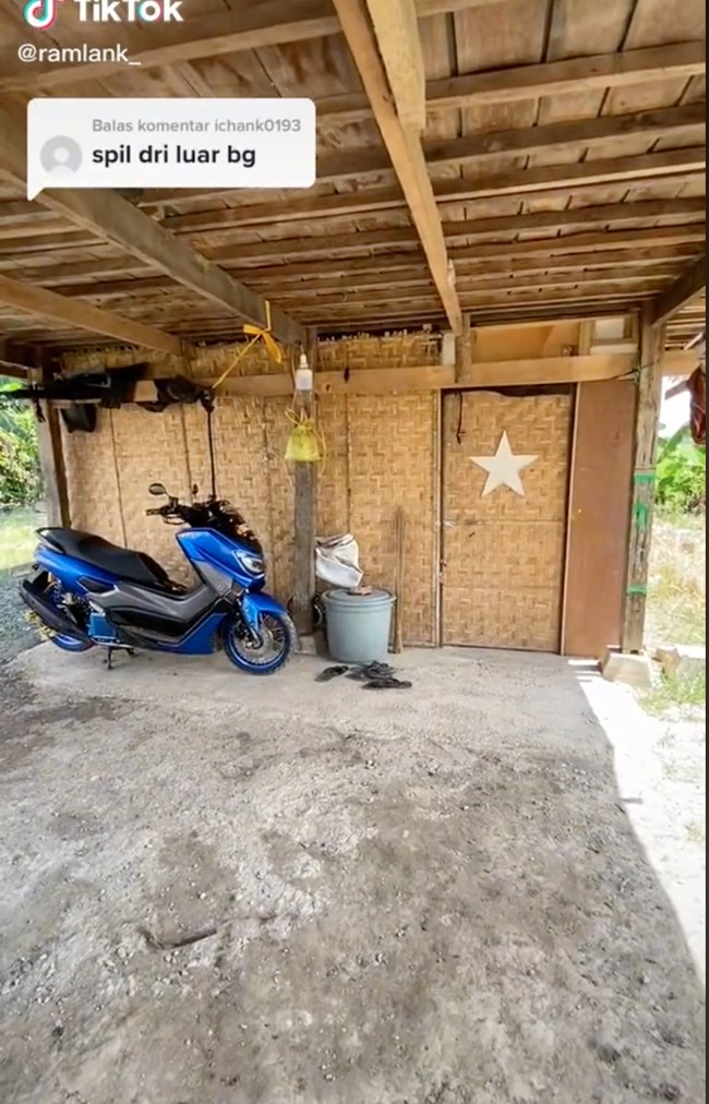Video rumah berdesain unik yang satu ini viral usai dibagikan akun TikTok @ramlank_. Dilihat dari luar, rumah tersebut tampak seperti sebuah gubuk kayu yang amat sederhana, terbuat dari anyaman kayu. Foto: TikTok/@ramlank_