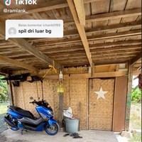 Video rumah berdesain unik yang satu ini viral usai dibagikan akun TikTok @ramlank_. Dilihat dari luar, rumah tersebut tampak seperti sebuah gubuk kayu yang amat sederhana, terbuat dari anyaman kayu. Foto: TikTok/@ramlank_