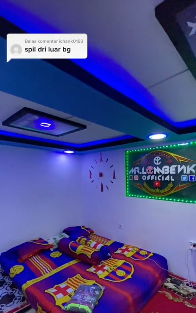 Siapa sangka ternyata bagian dalam rumah justru terlihat bak sebuah kamar kos-kosan mewah. Bagian lantainya dilapisi dengan karpet besar dan lagit-langit kamar tampak mewah dihiasi beragam poster. Foto: TikTok/@ramlank_