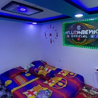 Siapa sangka ternyata bagian dalam rumah justru terlihat bak sebuah kamar kos-kosan mewah. Bagian lantainya dilapisi dengan karpet besar dan lagit-langit kamar tampak mewah dihiasi beragam poster. Foto: TikTok/@ramlank_