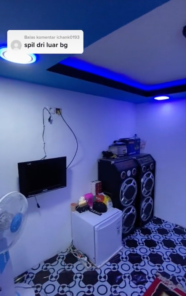 Terdapat sebuah TV berukuran tidak besar, kipas angin dan sepasang speaker besar di dalam kamar. Ketika diredupkan, lampu kamar bisa berubah jadi didominasi oleh warna biru. Foto: TikTok/@ramlank_
