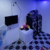 Terdapat sebuah TV berukuran tidak besar, kipas angin dan sepasang speaker besar di dalam kamar. Ketika diredupkan, lampu kamar bisa berubah jadi didominasi oleh warna biru. Foto: TikTok/@ramlank_