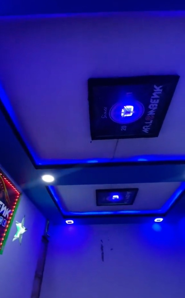 Walaupun hanya terdiri dari satu kamar, namun desain dari kamar tersebut tak kalah dengan kos-kosan mewah. Terutama desain langit-langit kamarnya yang tampak modern, sangat bertolak belakang dengan desain depan rumah. Foto: TikTok/@ramlank_