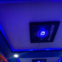 Walaupun hanya terdiri dari satu kamar, namun desain dari kamar tersebut tak kalah dengan kos-kosan mewah. Terutama desain langit-langit kamarnya yang tampak modern, sangat bertolak belakang dengan desain depan rumah. Foto: TikTok/@ramlank_