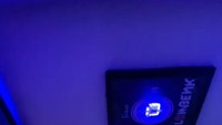 Walaupun hanya terdiri dari satu kamar, namun desain dari kamar tersebut tak kalah dengan kos-kosan mewah. Terutama desain langit-langit kamarnya yang tampak modern, sangat bertolak belakang dengan desain depan rumah. (Foto: TikTok/@ramlank_)